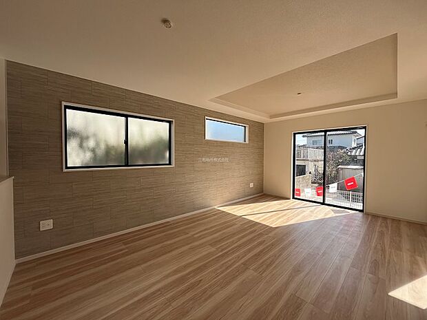 3つの窓が明るいリビング。