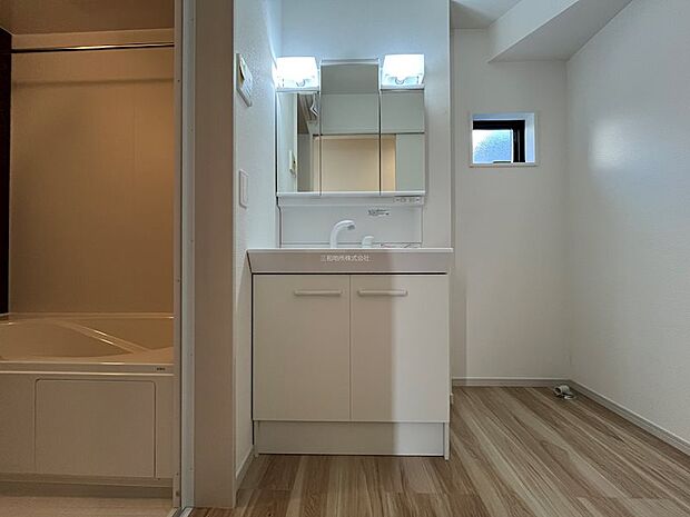 三面鏡にもなる鏡つきの洗面台