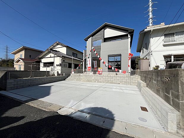 駐車場は敷地内に並列で駐車可能です