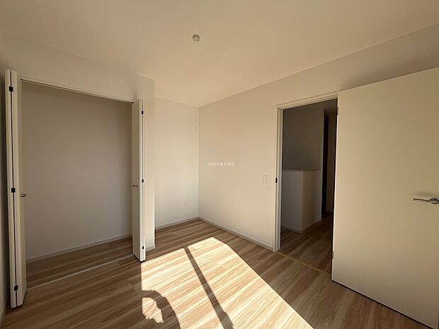 クローゼットつきの2F洋室5.4帖