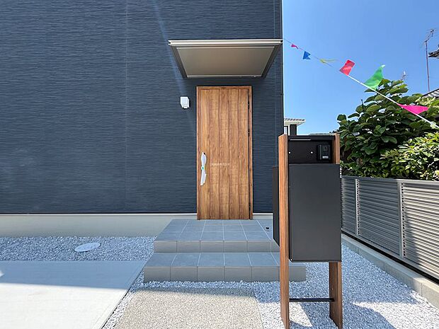 宅配BOXなどすぐに使える玄関周りの設備が整っています