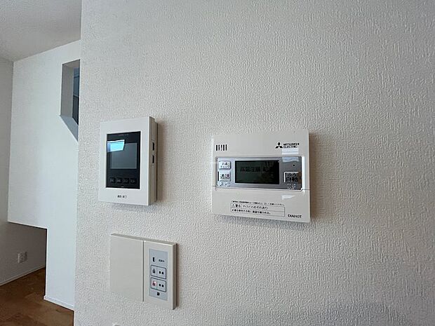 キッチン横から給湯の操作と来客の確認ができるTVモニターつきインターホンがあります