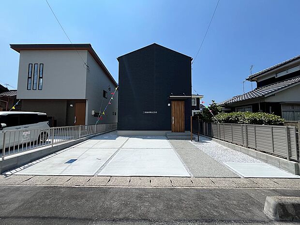 駐車場は停めやすい並列2台分を敷地内に確保