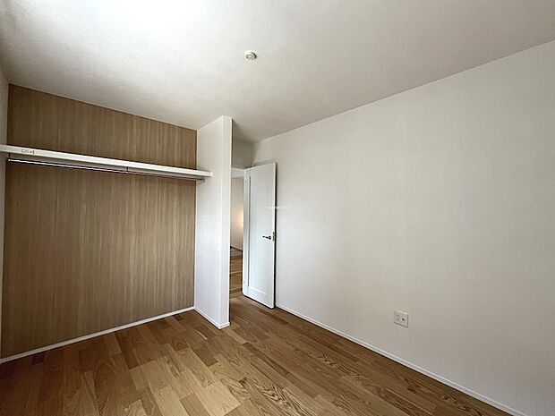 2F洋室6帖。2階には同じ広さのお部屋が2つあるので子供部屋にもいいですね