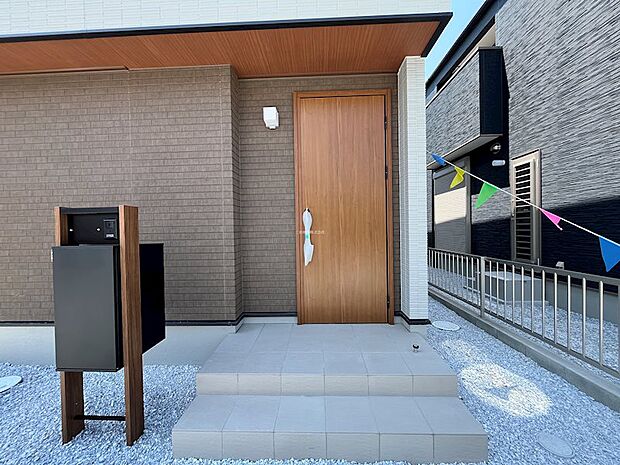 表札も付けられる宅配BOXなどの玄関周りの設備も設置済ですぐにお使いいただけます
