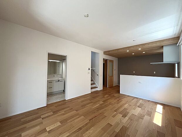 16帖LDK。1階の窓にはシャッターがついており防犯面も安心です