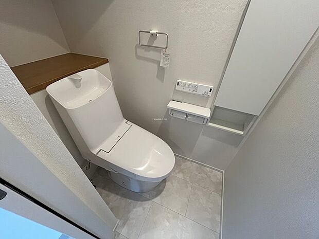 扉つきの収納がある1Fトイレ