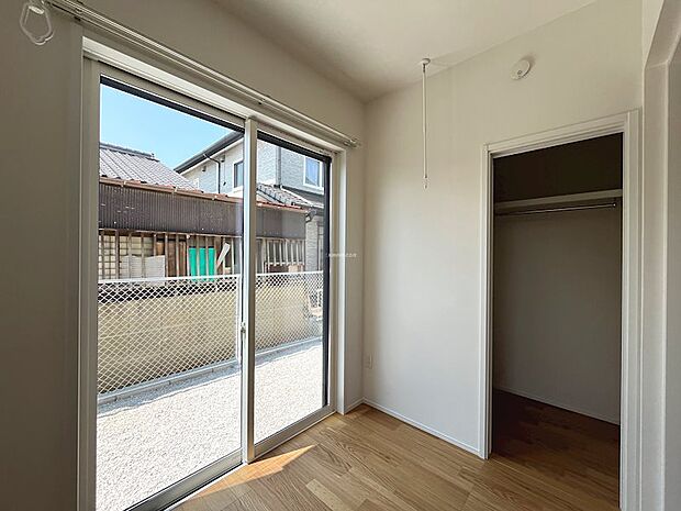 お庭に面した明るい1F洋室2.7帖。収納もついています