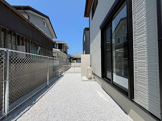 建物裏のお庭。砂利敷きで防犯にもなります