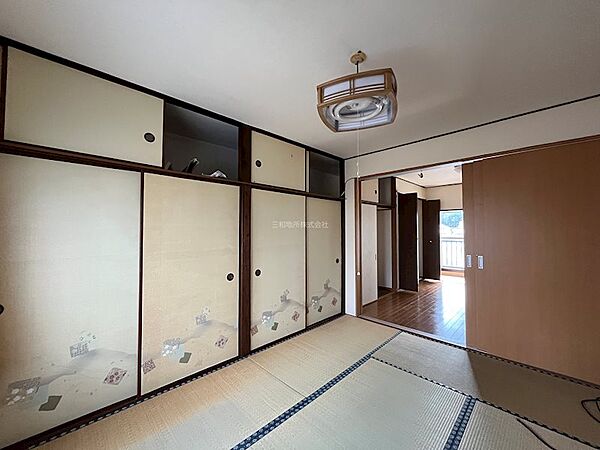 壁一面の押し入れのある和室6帖