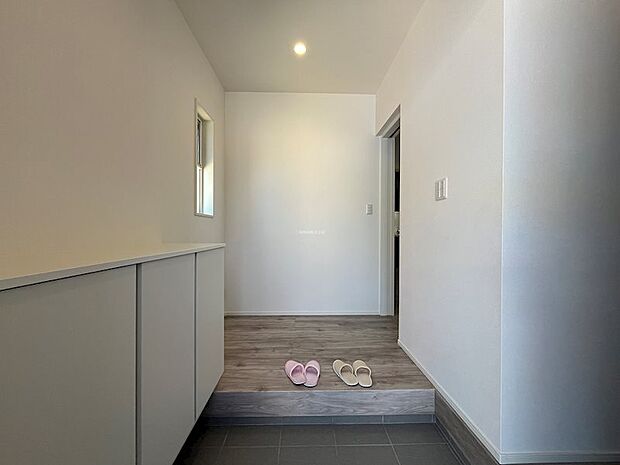 お部屋の中が見えにくいクランクインの玄関ホール