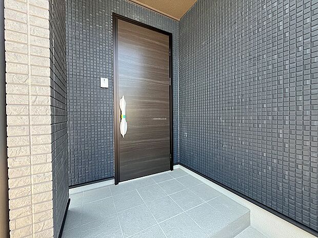 屋根付きのダブルロックの玄関