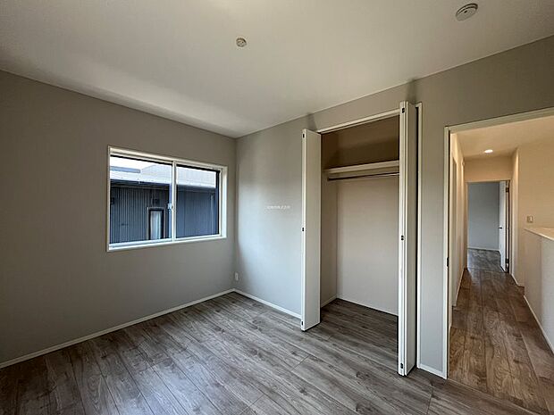2F洋室6帖。2階の各部屋に収納があるので荷物の管理もしやすいです