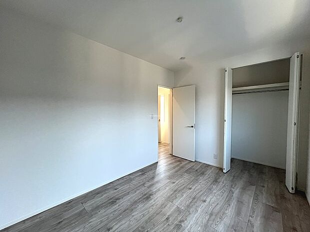 2F洋室6帖。2階には同じ大きさのお部屋が2つあるので子供部屋にもいいですね