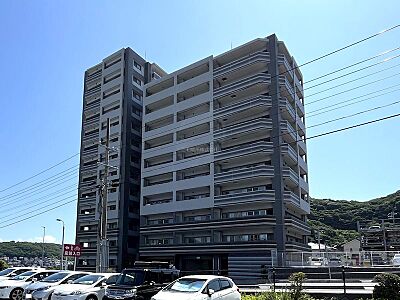 外観:青空に映える、存在感のある外観が魅力のマンション。お買い物に便利な立地です。 外観:青空に映える、存在感のある外観が魅力のマンション。お買い物に便利な立地です。