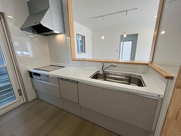 明るい色調でまとめられたキッチンは、IHクッキングヒーターや食洗機を装備。作業効率の良いカウンターキッチンでお料理の時間がさらに快適に。