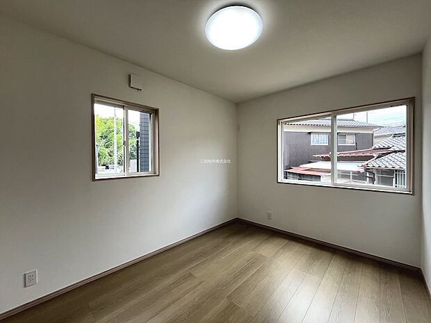 2面採光で明るい光が差し込む洋室6帖。フローリングはお部屋全体を温かい印象に仕上げています。