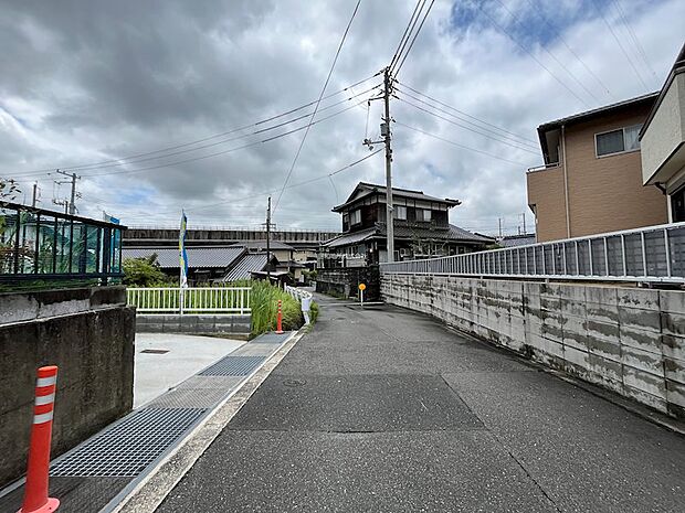 生活道路に面した穏やかな住環境。周辺には戸建て住宅が立ち並び落ち着いた暮らしが叶います。
