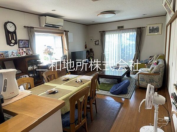 家族団らんのひとときを演出する、広々としたリビングダイニング。