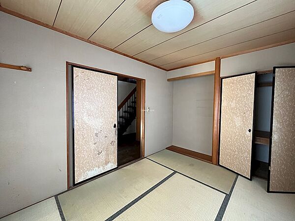1F和室6帖には押し入れ収納があり空間を有効活用できます。玄関横の和室は来客時にも便利です
