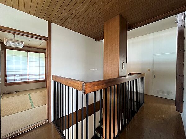 開放感のある吹抜けが印象的な2Fホール