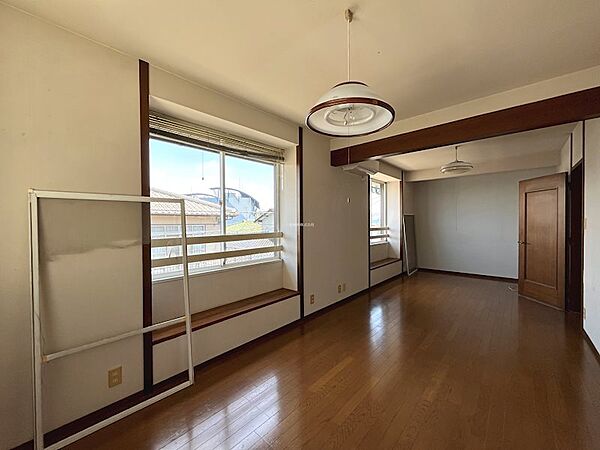 広々とした2F洋室12帖は、2部屋に区切ってもご利用いただけるお部屋です。
