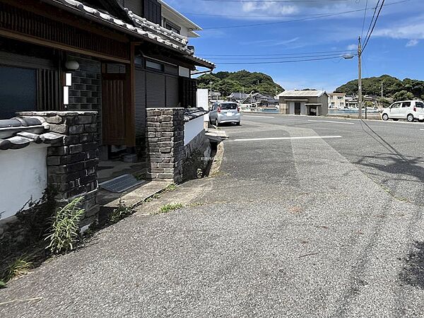 前面道路は交通量も少なめです