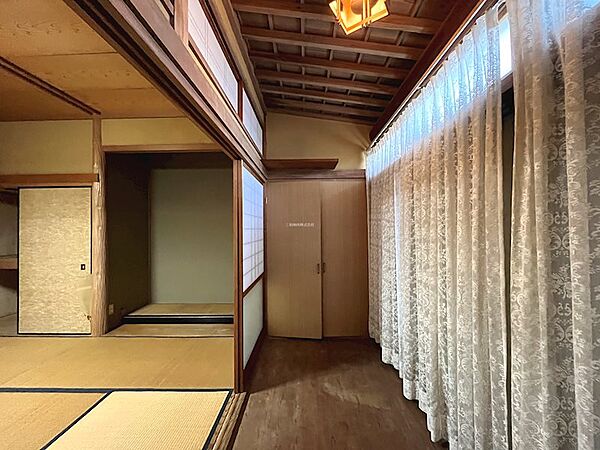 広縁突き当りは収納があります