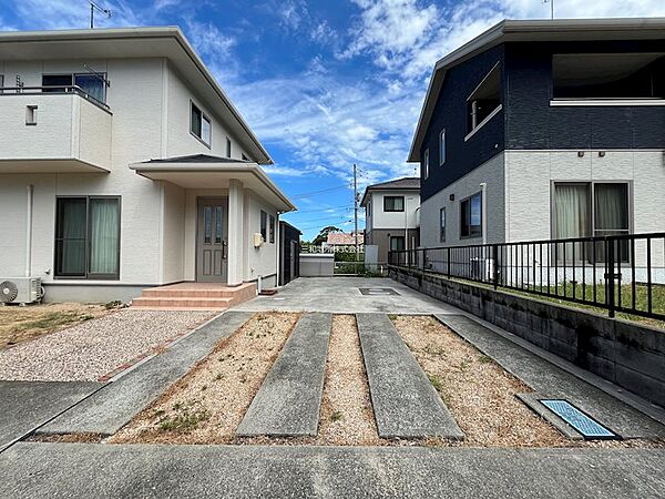 敷地内駐車場に複数台駐車可能です