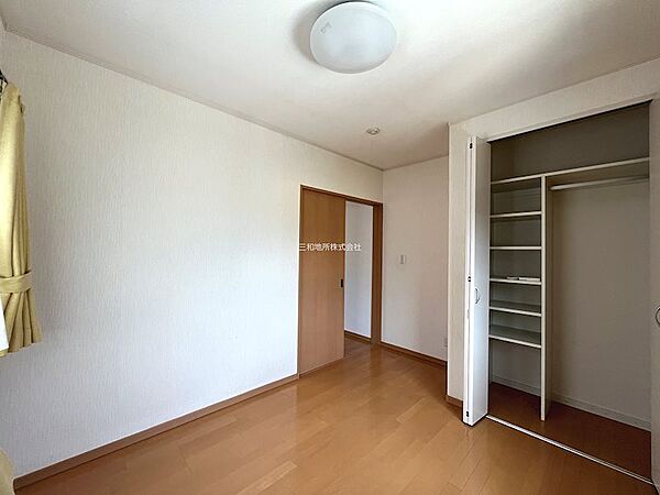 2F洋室（2）5.4帖。2階には同じ広さのお部屋があるので子供部屋にもいいですね