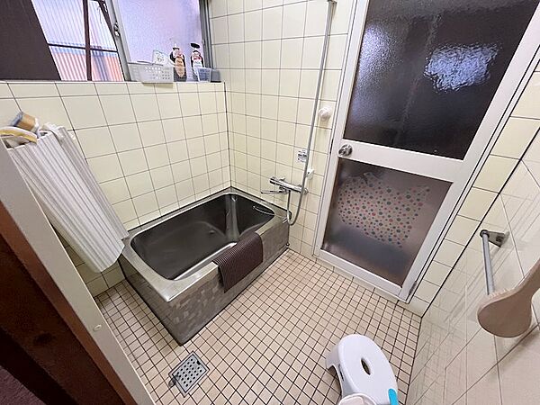 脱衣所とDKの両方から出入りできる浴室