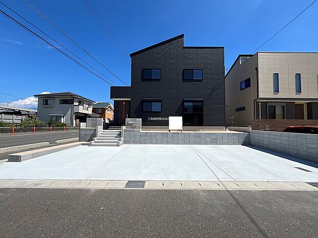 敷地内の駐車場には複数台駐車可能です