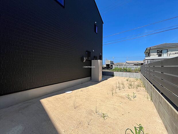 建物裏側のお庭