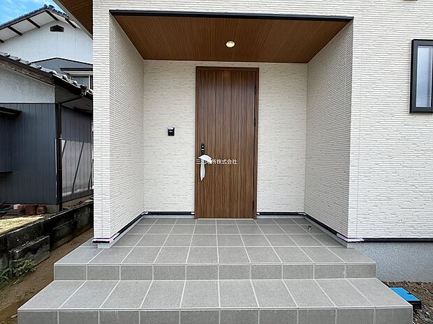屋根のある玄関。便利なタッチキーつき※外構工事中です