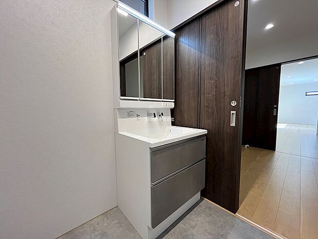 キッチンと色味を合わせた統一感のある洗面台
