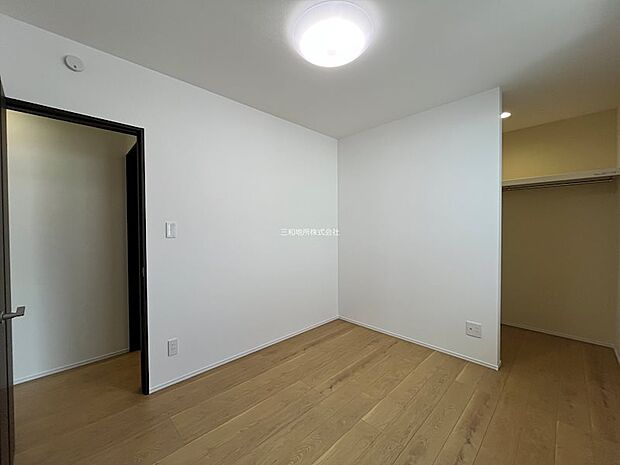 洋室(3)5.25帖。洋室各部屋にWICがついているのでお部屋が広く使えますね