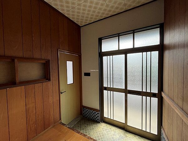 明るい光の入る玄関