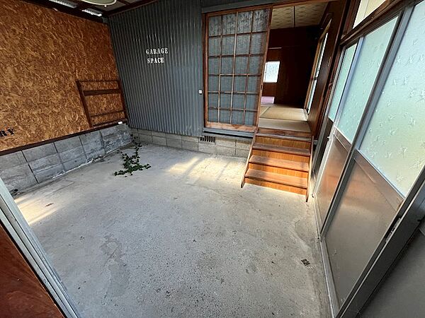 裏庭からも出入りできる土間