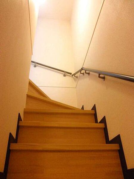 その他画像：1階から2階への階段