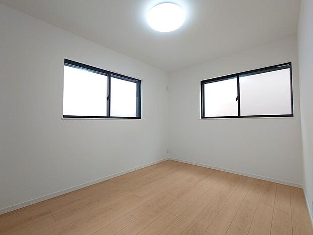 それぞれのお部屋に窓を２面施しています。どのお部屋も明るく風通しの良い空間が実現しました。