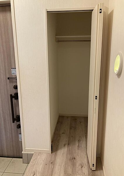 玄関先に収納。