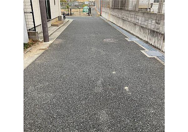 東側道路。