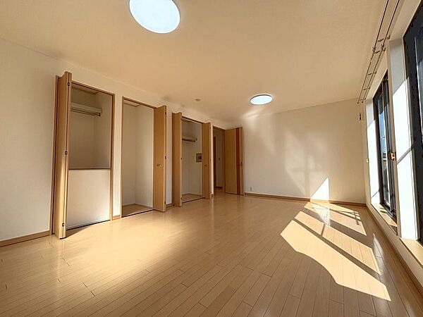 ２階、１２帖の洋室、別角度からです