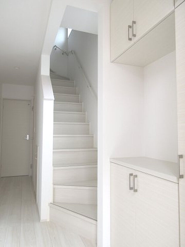 白を基調とした玄関は気品と清潔感にあふれています。
