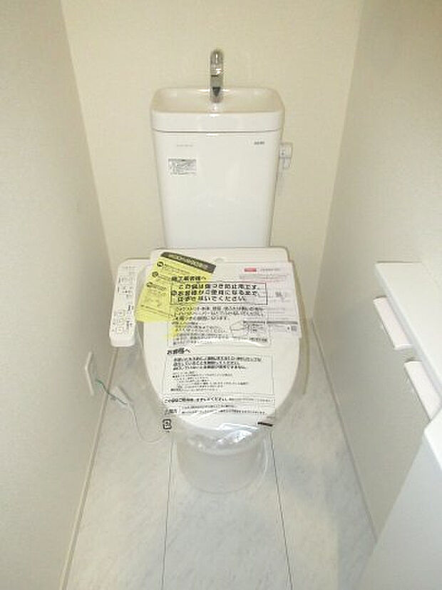 2階トイレには快適な温水洗浄便座付