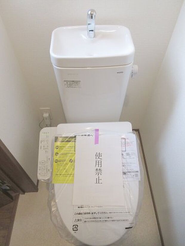 1階トイレには快適な温水洗浄便座付