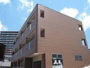 六地蔵駅より徒歩1分 築12年10ヶ月 3階建の賃貸物件