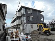 久津川駅より徒歩6分 築5年8ヶ月 3階建の賃貸物件