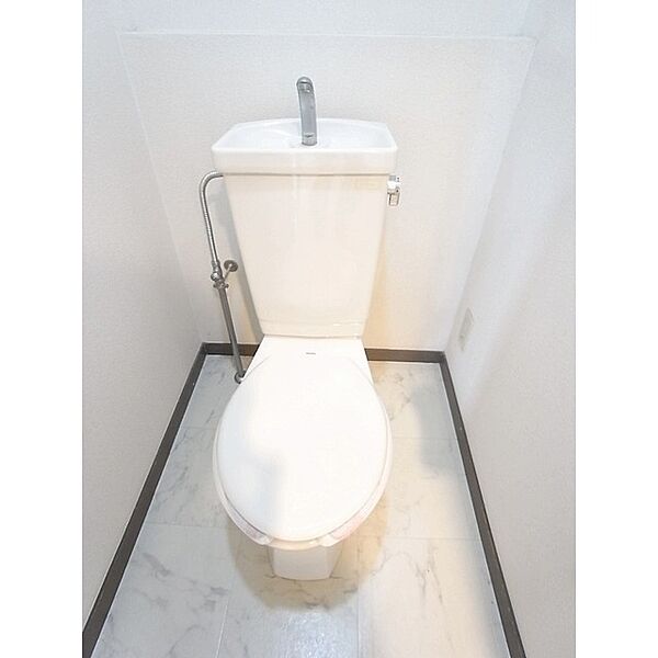 画像9:白を基調としたトイレ