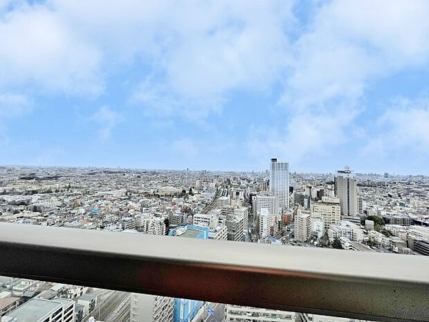 　27階バルコニーからの眺望　スカイツリーや東京タワーが望めます